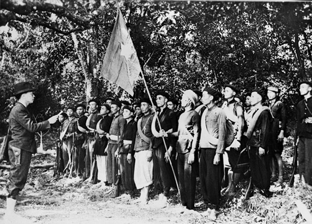 Đồng chí Võ Nguyên Giáp đọc Quân lệnh số I - Quyết định thành lập Đội Việt Nam Tuyên truyền Giải phóng quân (22-12-1944). (Ảnh: Tư liệu TTXVN)