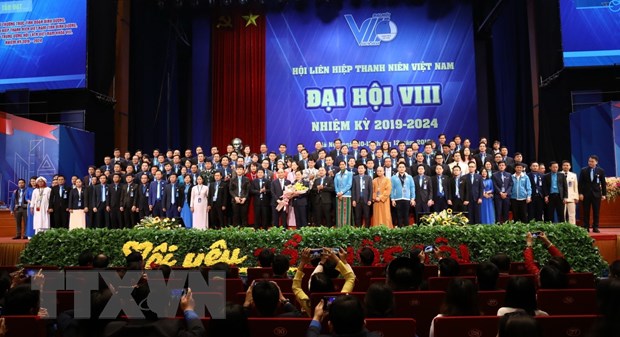 Thủ tướng Nguyễn Xuân Phúc tặng hoa chúc mừng Ủy ban Trung ương Hội Liên hiệp Thanh niên Việt Nam khóa VIII, nhiệm kỳ 2019-2024 ra mắt Đại hội. (Ảnh: Văn Điệp/TTXVN)