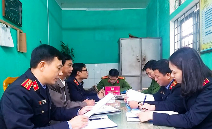 VKSND huyện Tuyên Hóa kiểm sát hồ sơ các vụ án tại cơ quan Công an huyện.  