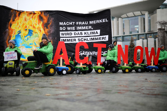 Các thành viên tổ chức Hòa bình xanh Greenpeace biểu tình trước Dinh Thủ tướng Đức ở Berlin ngày 2-12-2019. Họ đòi hỏi chính quyền phải có phương thức làm nông nghiệp bảo vệ khí hậu địa cầu. Trên tấm biểu ngữ của họ ghi dòng chữ:  