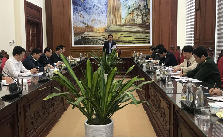 Đồng chí Chủ tịch UBND tỉnh Trần Công Thuật phát biểu kết luận phiên họp