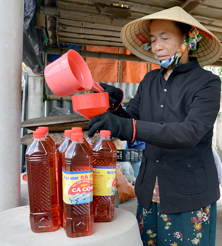 Bà Lê Thị Vinh luôn tâm huyết trong việc gìn giữ nghề làm nước mắm gia truyền.
