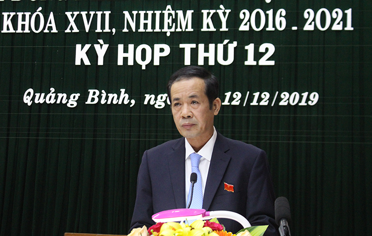 Đồng chí Chủ tịch UBND tỉnh Trần Công Thuật phát biểu tại kỳ họp.