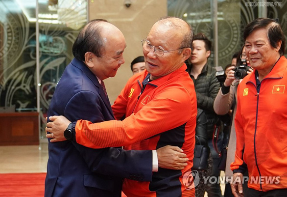 Thủ tướng Nguyễn Xuân Phúc (trái) chúc mừng huấn luyện viên trưởng đội tuyển bóng đá Việt NamPark Hang Seo trong cuộc đón tiếp ngày 11-12 tại Hà Nội - Ảnh: YONHAP