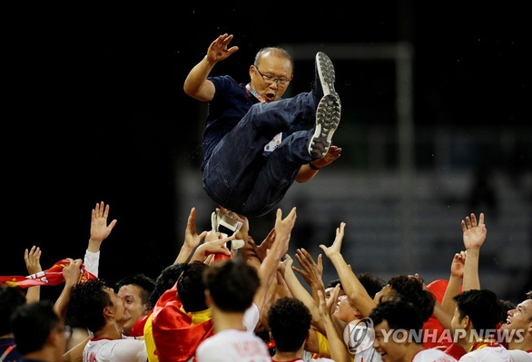 Đội tuyển U22 Việt Nam tung thầy Park chúc mừng chiến thắng tại SEA Games ngày 10-12 ở Philippines - Ảnh: REUTERS