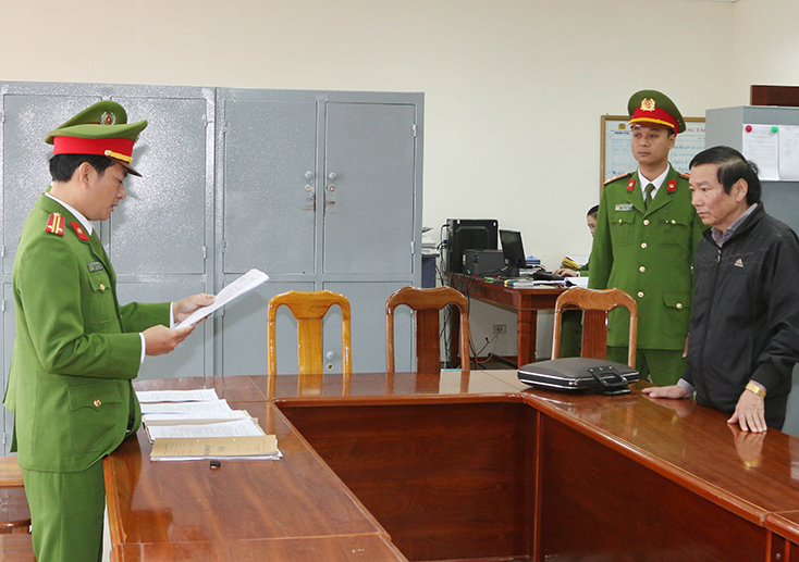 Cơ quan điều tra tống đạt các quyết định tố tụng đối với Nguyễn Văn Thuận (Ảnh Công an cung cấp) 