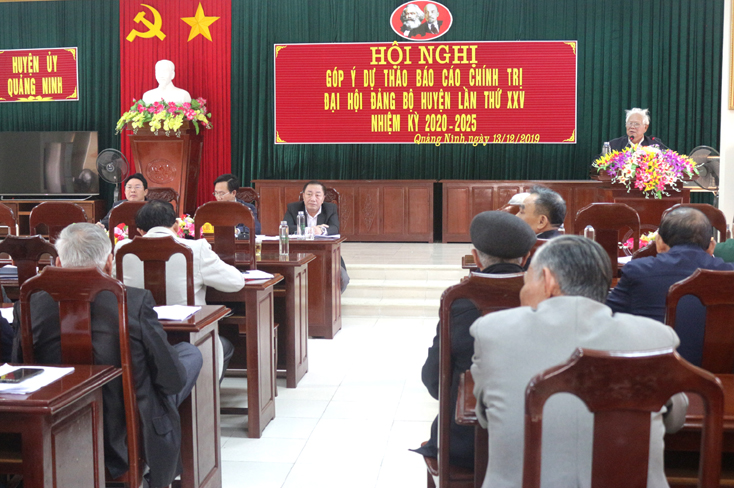 Các đồng chí cán bộ hưu trí huyện Quảng Ninh tham gia góp ý Dự thảo Báo cáo chính trị Đại hội Đảng bộ huyện.