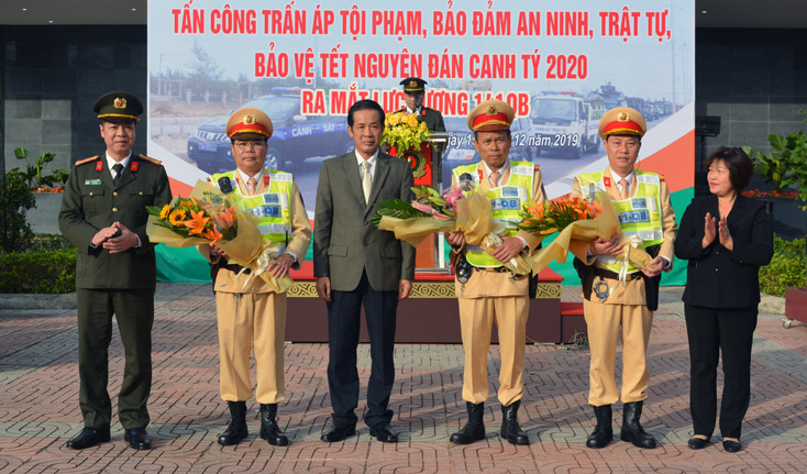 Đồng chí Trần Công Thuật, đồng chí Nguyễn Thị Thanh Hương và đồng chí Trần Hải Quân tặng hoa chúc mừng thành lập 3 tổ phản ứng nhanh-cơ động.