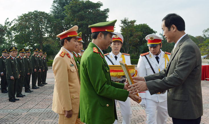 Đồng chí Trần Công Thuật, Chủ tịch UBND tỉnh tặng bằng khen cho các tập thể và cá nhân.
