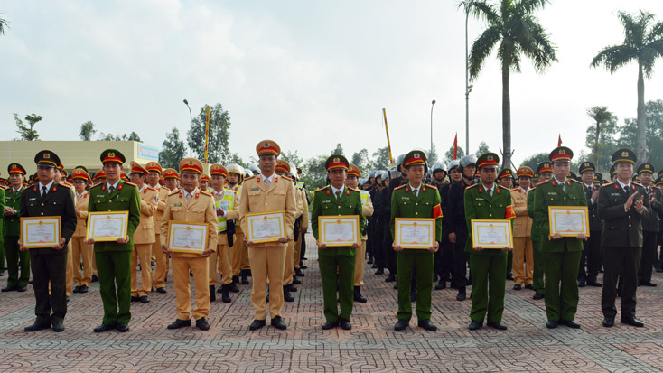  Đồng chí đại tá Trần Hải Quân, Ủy viên Ban Thường vụ, Giám đốc Công an tỉnh tặng giấy khen các tập thể và cá nhân.