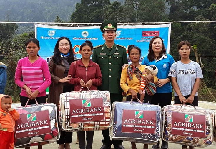 Trao quà cho các hộ dân có hoàn cảnh khó khăn bản Mò O Ồ Ồ.