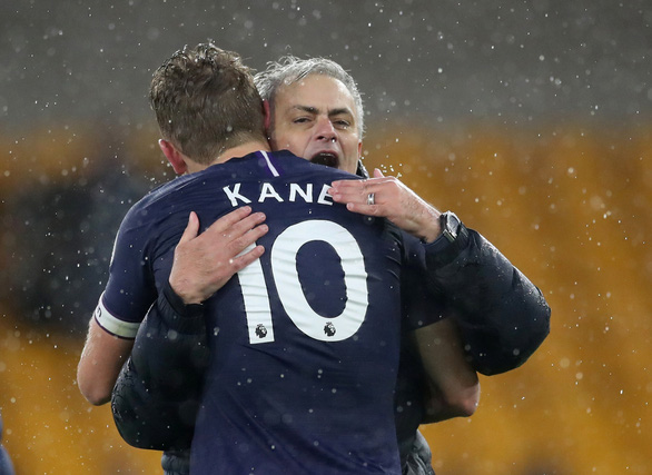 HLV Mourinho ôm Kane sau trận Tottenham thắng Wolverhampton - Ảnh: REUTERS
