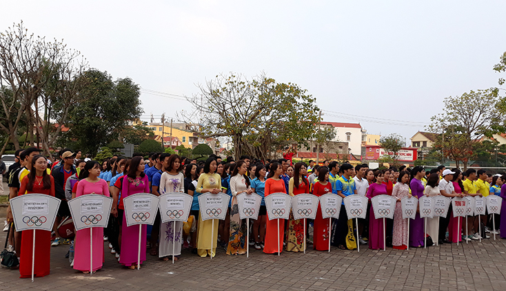 Ngoài đẩy mạnh các phong trào thi đua, các ngành, đơn vị, khối thi đua luôn tổ chức tốt các hội thao, hội diễn văn nghệ.   