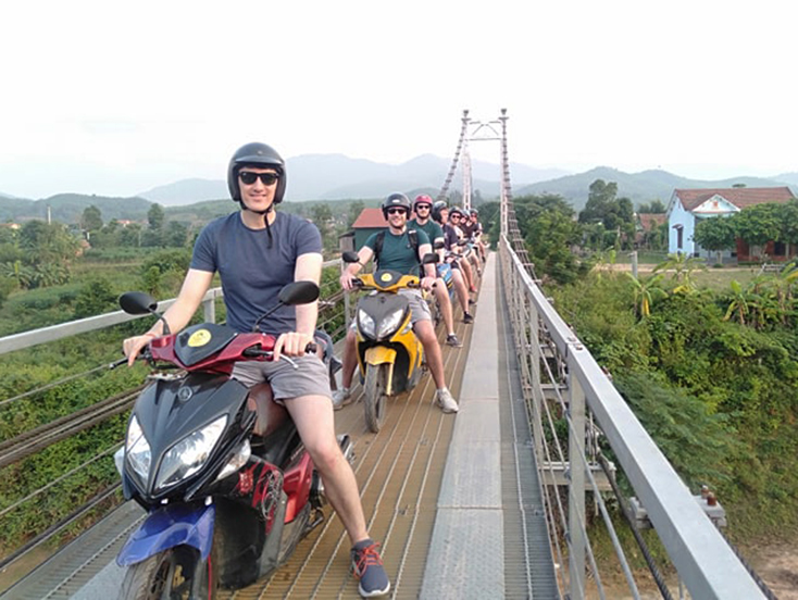  Du khách trải nghiệm dịch vụ thuê xe máy tại Thang’﻿ Phong Nha Riders.  