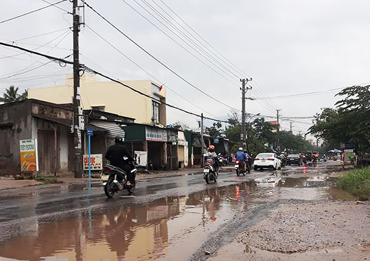 Các tuyến đường giao thông xuống cấp không được duy tu, bảo dưỡng, đầu tư làm mới được cử tri phản ánh, kiến nghị.     