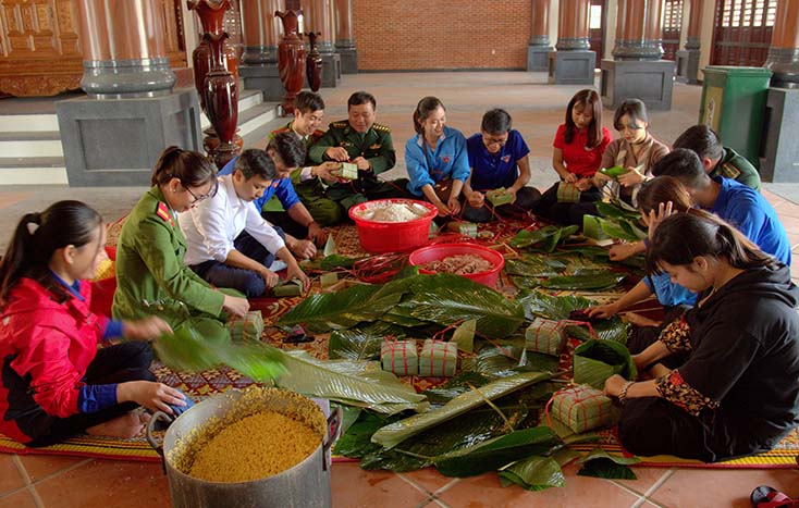  Các tình nguyện viên gói bánh chưng trong lễ hội “Bánh chưng vì người nghèo”. 