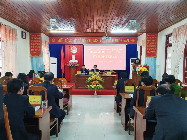 Các đại biểu HĐND huyện Lệ Thủy tham dự kỳ họp.