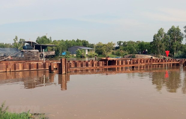 Đập cừ thép trên kinh xáng Rạch Giá-Hà Tiên tại xã Hòa Điền, huyện Kiên Lương để ngăn mặn, giữ ngọt cho vùng Tứ giác Long Xuyên. (Ảnh : Lê Huy Hải/TTXVN)