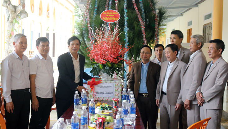 Đồng chí Nguyễn Công Huấn tặng hoa, quà cho các vị chức sắc, linh mục tại Giáo họ Bàu Sen (xã Phúc Trạch, huyện Bố Trạch).