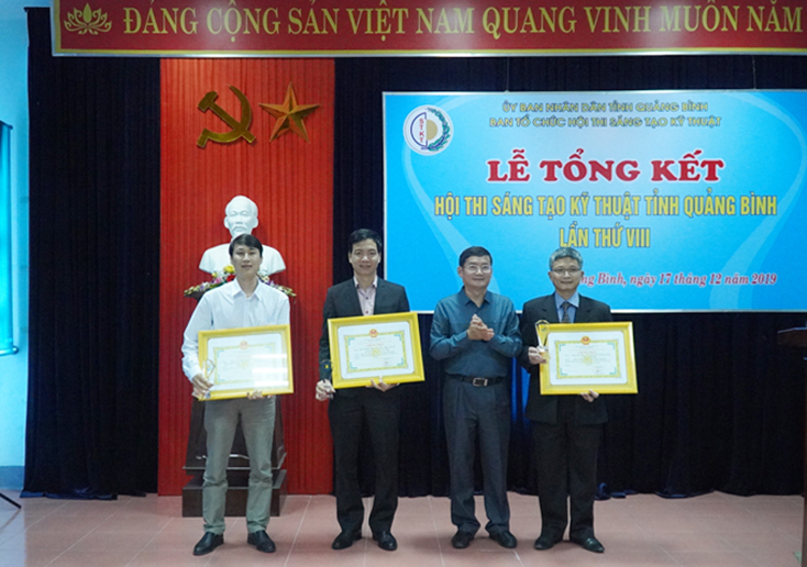 Đồng chí Trần Tiến Dũng, Tỉnh ủy viên, Phó Chủ tịch UBND tỉnh, Trưởng Ban tổ chức hội thi trao giải nhì cho các tác giả.