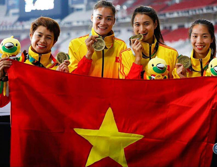 Hoàng Thị Ngọc (bên trái) cùng đồng đội đã bảo vệ thành công tấm HCV điền kinh tại SEA Games 30. 