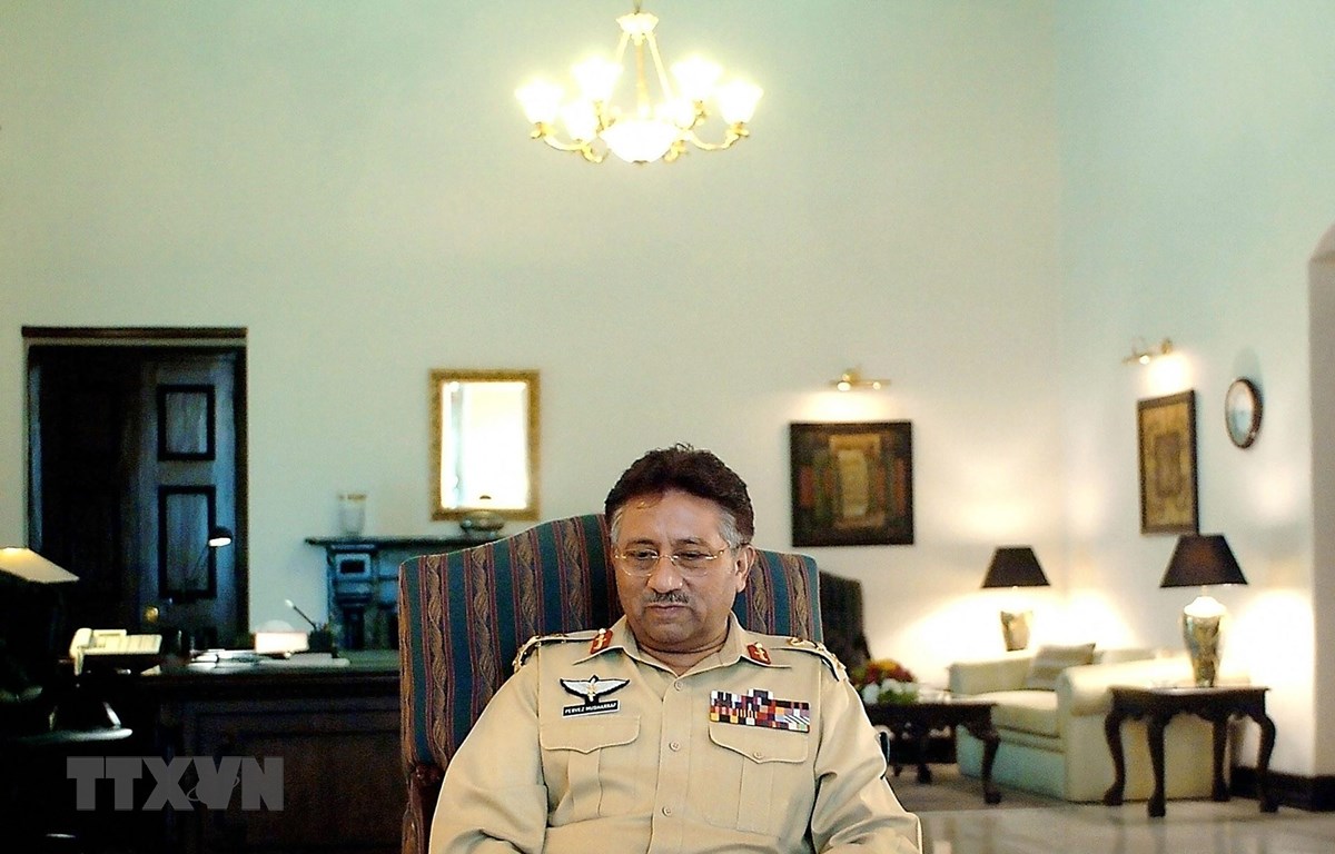 Ông Pervez Musharraf, khi đang đương chức Tổng thống Pakistan, tại một buổi phỏng vấn báo chí ở Rawalpindi ngày 12/6/2004. (Ảnh: AFP/TTXVN)