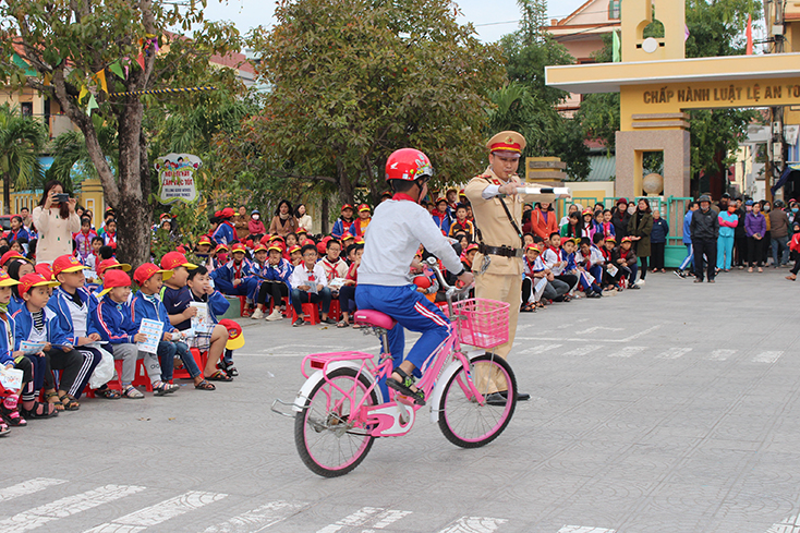 Hướng dẫn các em lái xe an toàn.