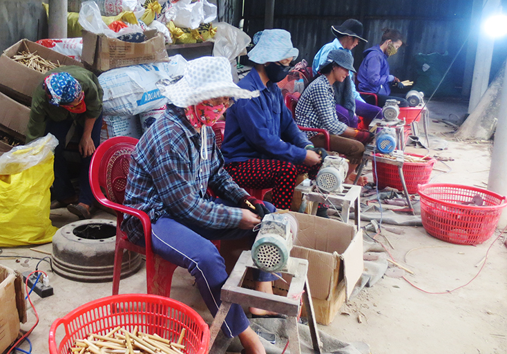 Mô hình khởi nghiệp từ ống hút tre ở Văn Thủy, Lệ Thủy mang lại việc làm ổn định cho 20 lao động nông thôn.