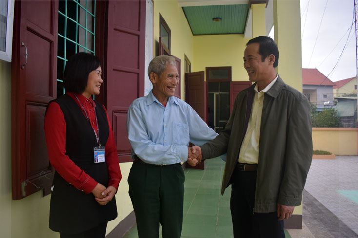 Đồng chí Trần Công Thuật, Phó Bí thư Tỉnh ủy, Chủ tịch UBND tỉnh trao đổi với cử tri tại điểm tiếp xúc cử tri xã Đức Ninh