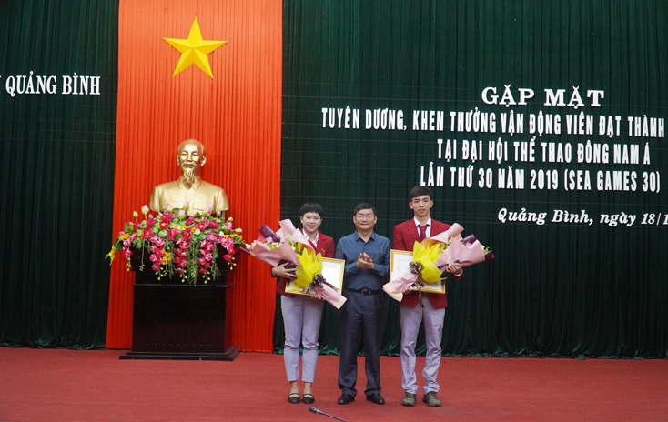 Đồng chí Trần Tiến Dũng, Tỉnh ủy viên, Phó Chủ tịch UBND tỉnh trao bằng khen và thưởng nóng cho các VĐV.