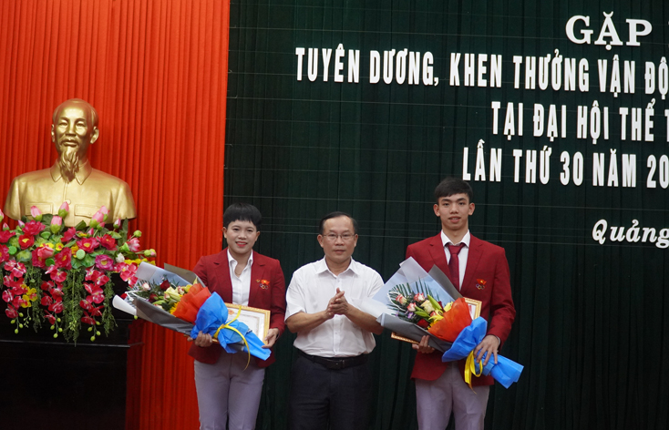 Đại diện lãnh đạo huyện Tuyên Hóa trao thưởng cho 2 VĐV của quê hương. 