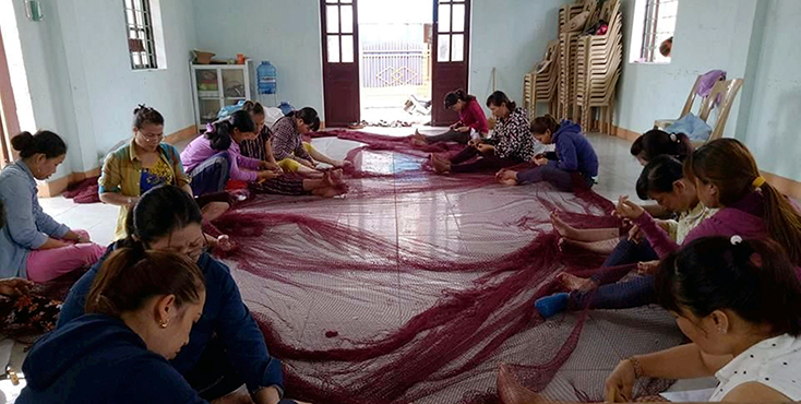 Nhiều phụ nữ xã Bảo Ninh có thu nhập ổn định từ nghề đan vá lưới.  