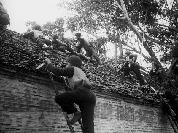 Ngay Toan quoc khang chien: Dau moc trong dai trong dong chay lich su hinh anh 3Các chiến sỹ Vệ Quốc đoàn chiến đấu kiên cường bảo vệ từng ngôi nhà, tấc đất của Thủ đô. (Ảnh: Tư liệu TTXVN)