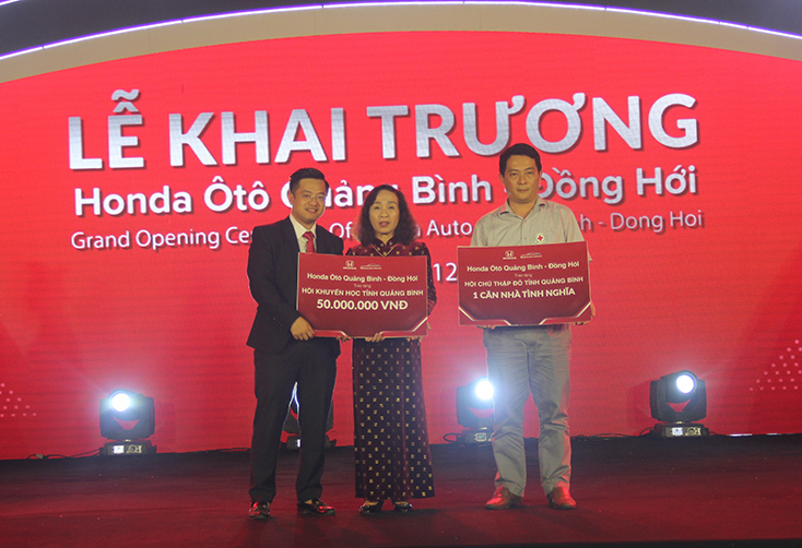 Đại diện Đại lý Honda ô tô Quảng Bình-Đồng Hới đã trao tặng cho Hội Khuyến học tỉnh 1 suất học bổng trị giá 50 triệu đồng và 1 căn nhà tình nghĩa. 