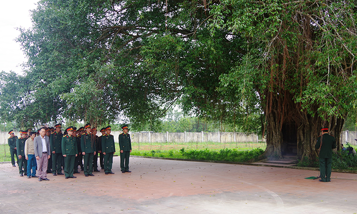 Đoàn đại biểu Bộ chỉ huy Quân sự tỉnh báo công tại Khu di tích An Sinh, xã Văn Thủy, huyện Lệ Thủy.