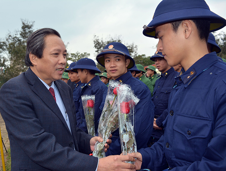 Đồng chí Bí thư Tỉnh ủy Hoàng Đăng Quang động viên chiến sỹ lên đường nhập ngũ (Ảnh: H.Trà)