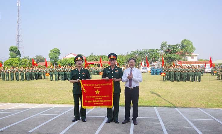 Đồng chí Lê Minh Ngân, Tỉnh ủy viên, Phó Chủ tịch UBND tỉnh tặng cờ thi đua đơn vị xuất sắc trong phong trào thi đua cho Bộ CHQS tỉnh.