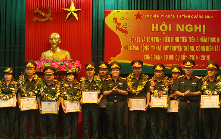 Nguyễn Tiến Phong (thứ hai bên trái qua) được tôn vinh tại hội nghị sơ kết 5 năm thực hiện cuộc vận động  
