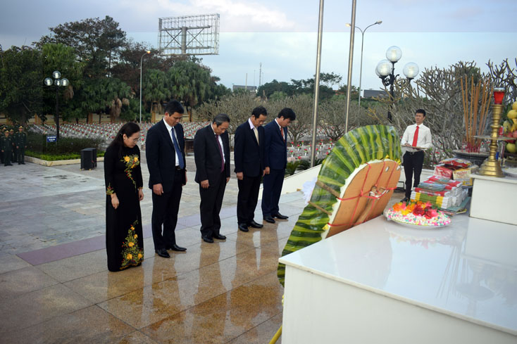 Các đồng chí lãnh đạo tỉnh lên lễ đài đặt vòng hoa và dâng hương. 