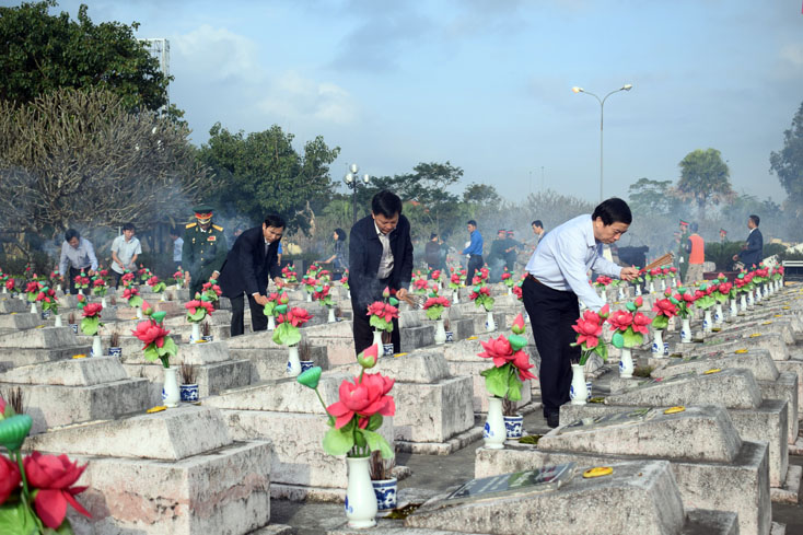 Các đại biểu kính cẩn dâng hương lên từng phần mộ các anh hùng liệt sỹ tại nghĩa trang