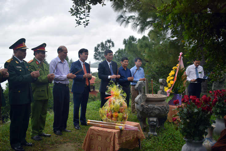 Các đồng chí lãnh đạo tỉnh dâng hương, hoa lên phần mộ Đại tướng Võ Nguyên Giáp