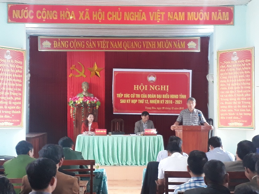 Đại biểu Bùi Anh Tuấn, Chủ tịch UBND huyện Minh Hóa tiếp thu và giải trình một số đề xuất, kiến nghị của cử tri.