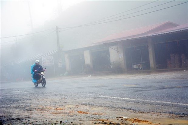 Sương mù dày đặc khiến người tham gia giao thông gặp nhiều khó khăn. (Ảnh: Phan Tuấn Anh/TTXVN)