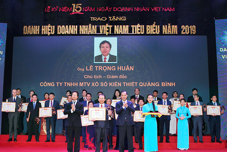 Đồng chí Lê Trọng Huấn, Bí thư Đảng ủy, Chủ tịch kiêm Giám đốc công ty được vinh danh Doanh nhân Việt Nam tiêu biểu năm 2019.   