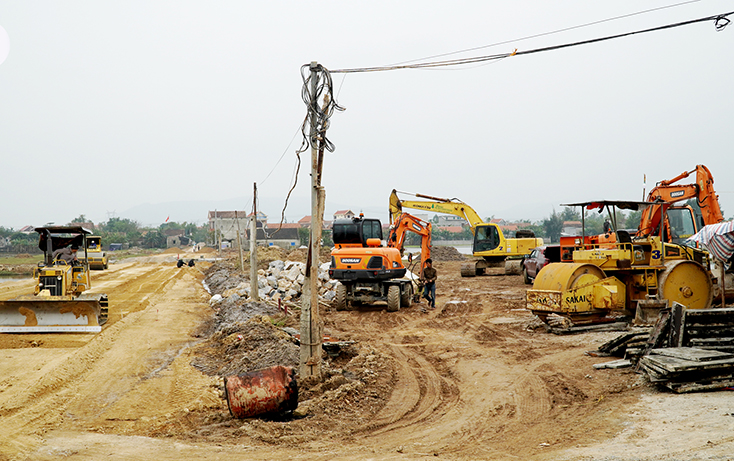 Đơn vị thi công đang mở rộng, xử lý nền đường đoạn qua xã Quảng Lộc có chiều rộng 7m30, dài 1km.