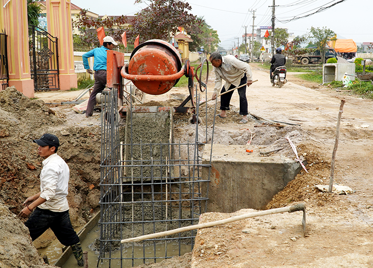 Thi công mương thoát nước, nâng cấp đường đoạn qua thôn Nhân Hòa, xã Quảng Hòa (đoạn đường thường xảy ra ngập lụt trong mùa mưa lũ).