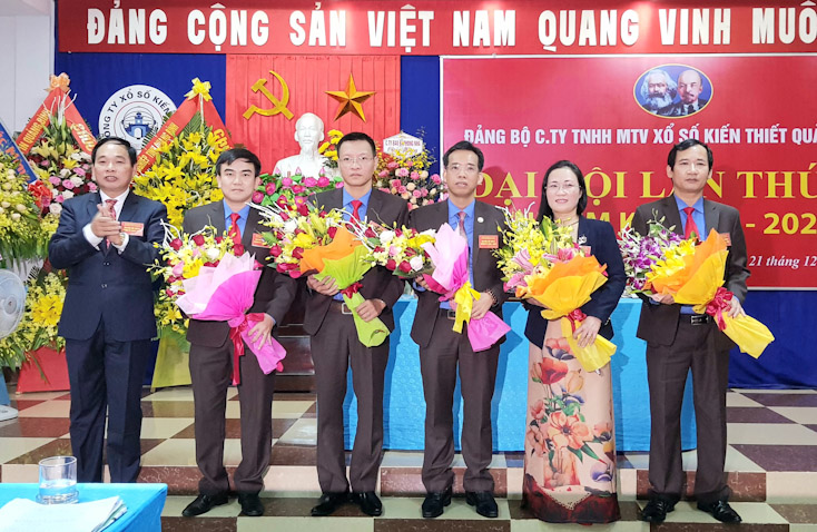 Ban Chấp hành Đảng bộ Công ty TNHH MTV XSKT Quảng Bình nhiệm kỳ 2020-2025 ra mắt nhận nhiệm vụ tại đại hội.