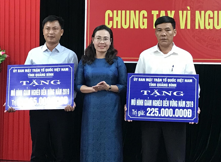 Đồng chí Phạm Thị Hân, Ủy viên Ban Thường vụ Tỉnh ủy, Chủ tịch Ủy ban MTTQVN tỉnh trao 2 mô hình giảm nghèo bền vững năm 2019 cho xã Hải Ninh (Quảng Ninh) và xã Quảng Hợp (Quảng Trạch).