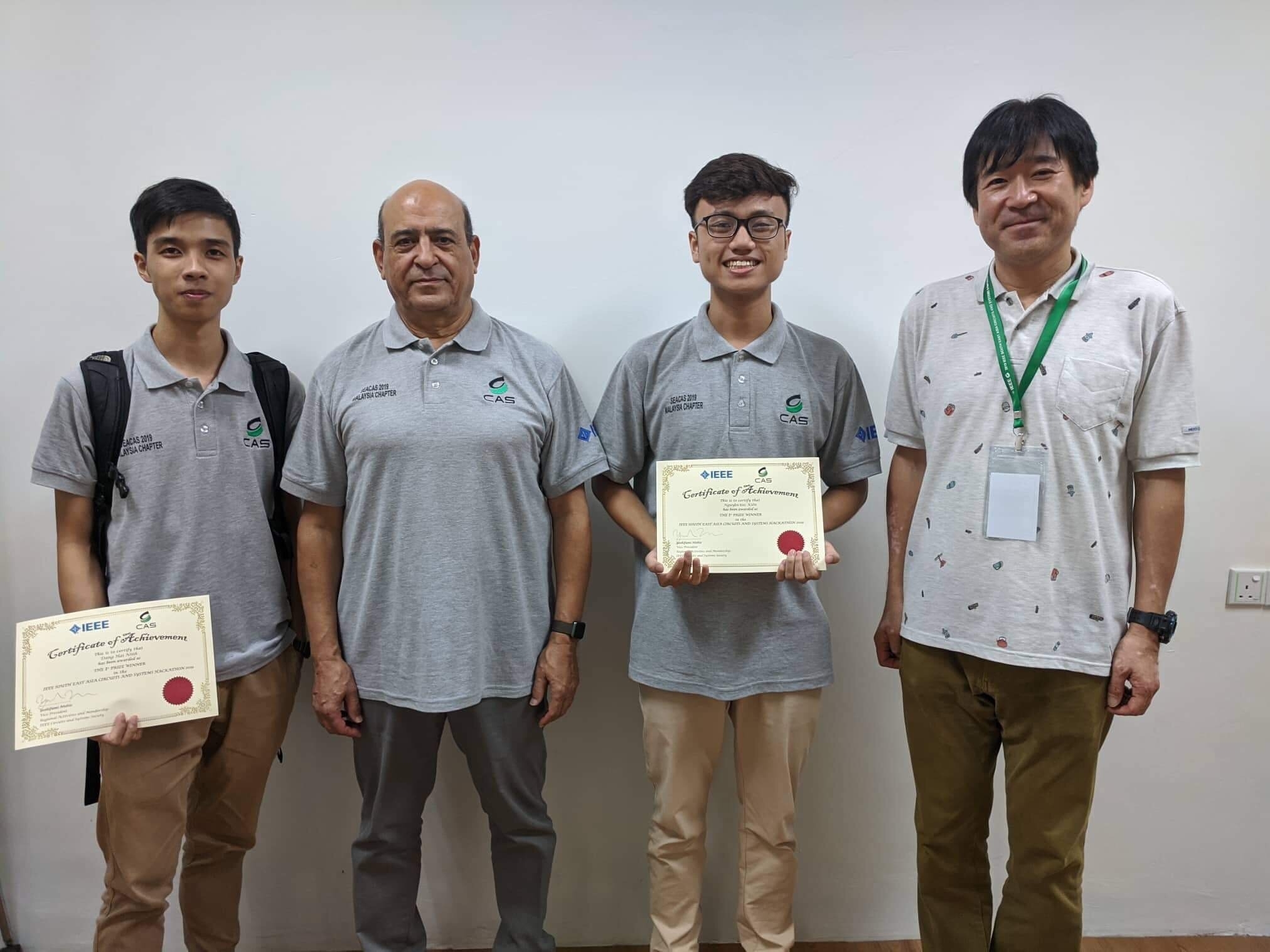Hai sinh viên Nguyễn Đức Kiên và Đặng Hải Ninh đoạt giải nhất cuộc thi Hackathon 2019 (Ảnh: UET - ĐHQGHN)