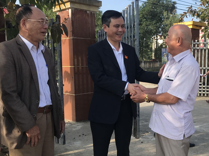 Đồng chí Phó Bí thư Thường trực Tỉnh ủy Trần Thắng trò chuyện với cử tri các xã vùng Nam thị xã Ba Đồn.